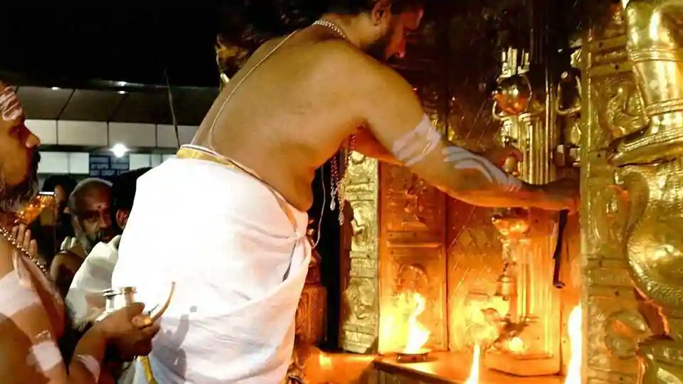 sadahaqnews's tweet photo. Chennai : Tamil Nadu man arrested for allegedly circulating ‘offensive’ video on Lord Ayyappa
Read More : https://t.co/SN4GFfobbT
#Tamilnadu #manarrested #offensivevideo #lordayyappa #saaddahaq #saaddahaqnews #sadahaqnews #sadahaq https://t.co/OIhZuFDl4Y