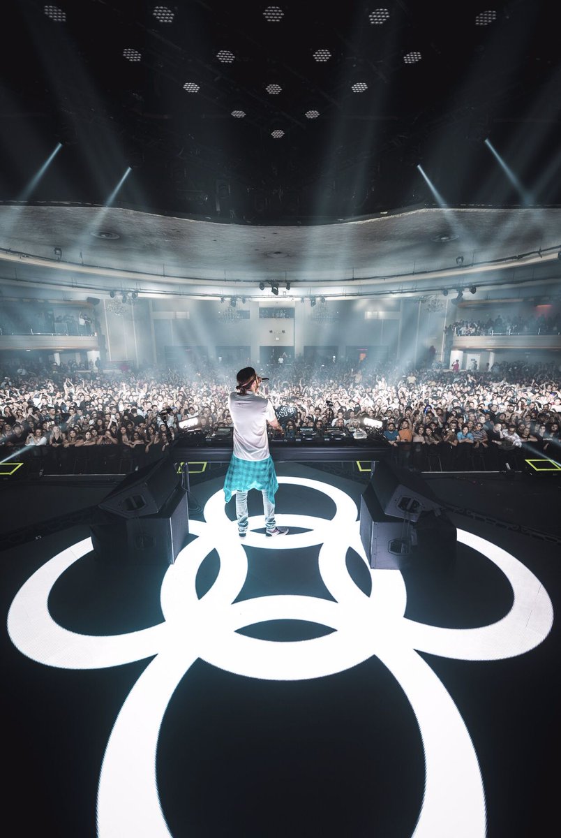 thisiscomix's tweet photo. @Alesso smashing it. Third night in LA, letโs go!! #comixvj #visualsbyComix https://t.co/iMdEOfjM9i