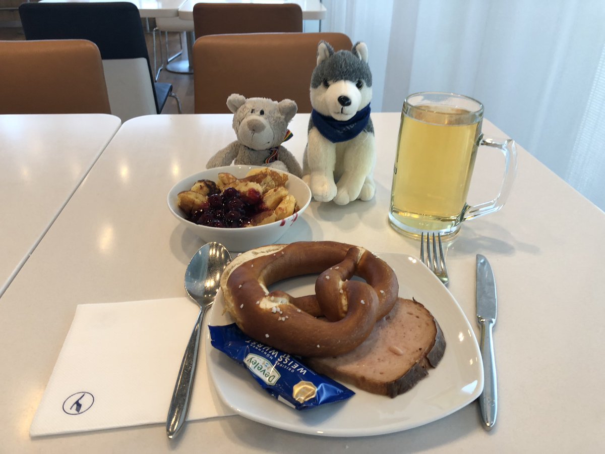 J_R_MUC's tweet photo. Admittedly, the Beer is dead flat, but at least this way #LittleRomeo & #TeddyontheRoad get a bit of #Oktoberfest flair before heading to #Rome for the #IBARome conference... @IBAevents https://t.co/yc24pYTOpw