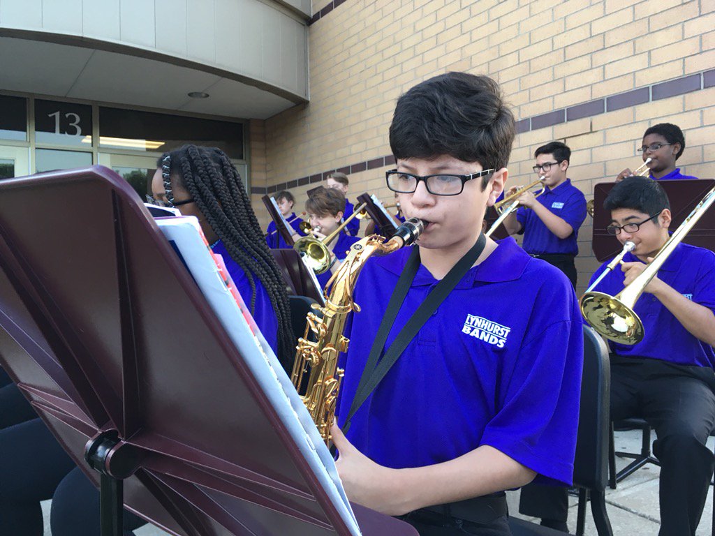 chcbands's tweet photo. Coffee jazz @ mars hill 5k with LHC jazz band! @LHCWilson @LHCMarshall https://t.co/x2a6ANXE69
