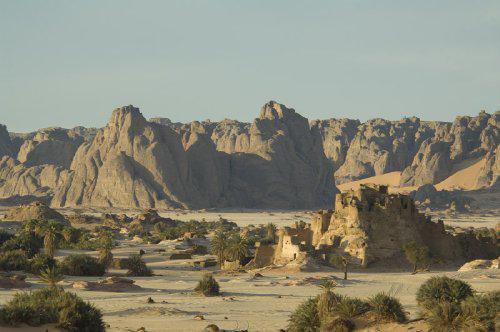 TemetEvenements's tweet photo. Dans le Plateau du #Djado, une autre ville-forteresse résiste encore à l'érosion, #Djaba 🌴🏰
#Ksar #Citadelle #Patrimoine
#Tourisme #TourismeInterne #TourismeResponsable
🇳🇪 #Niger terre de merveilles 🌍 https://t.co/ClLyy8fJxU