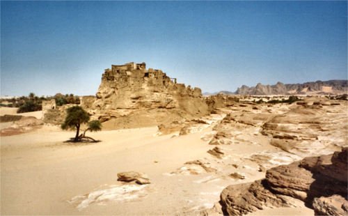 TemetEvenements's tweet photo. Dans le Plateau du #Djado, une autre ville-forteresse résiste encore à l'érosion, #Djaba 🌴🏰
#Ksar #Citadelle #Patrimoine
#Tourisme #TourismeInterne #TourismeResponsable
🇳🇪 #Niger terre de merveilles 🌍 https://t.co/ClLyy8fJxU
