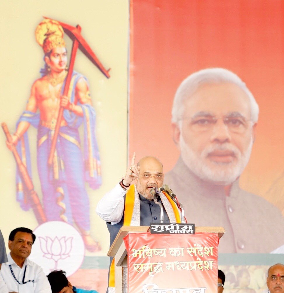 AmitShah's tweet photo. शिवराज सरकार ने मध्यप्रदेश के किसानों के लिए इतने कार्य किये हैं जितना कांग्रेस अपने 60 सालों के शासन में भी नहीं कर पायी। ऐसे लगभग 150 से अधिक पैरामीटर हैं जिस पर शिवराज सिंह जी की भाजपा सरकार ने कांग्रेस सरकार की तुलना में बहुत बेहतर कार्य किया है। https://t.co/NmgA27z9Bj