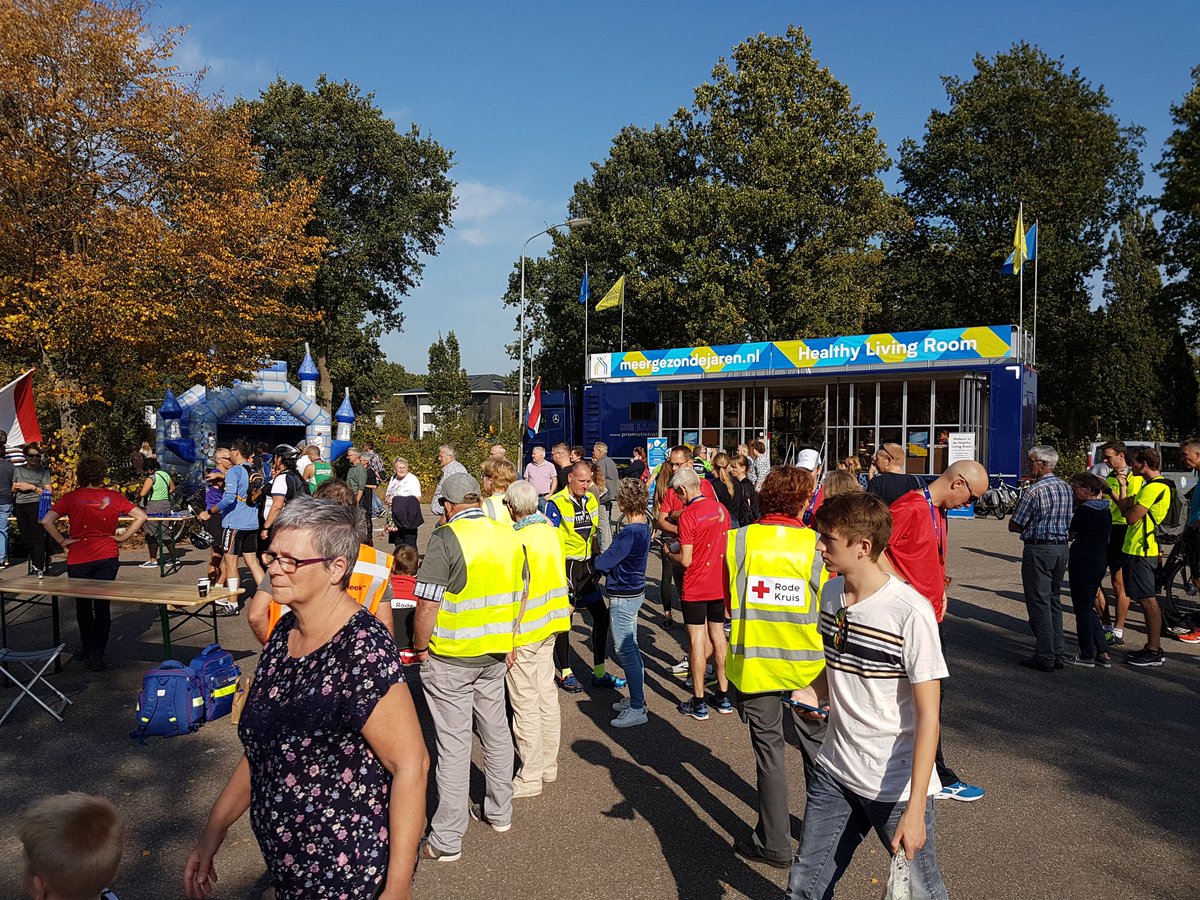 LgNienoord's tweet photo. Een gezellige finish tijdens de @wkmarathon in Leek. Geweldig evenement onder een heerlijk herfst zonnetje. https://t.co/wkcaOOaRUs