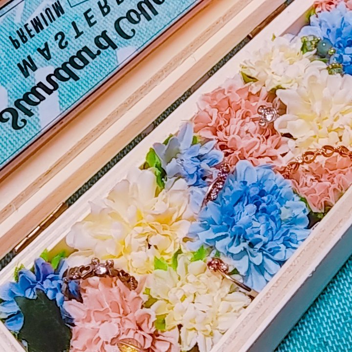 test ツイッターメディア - どこかでウッドケースにお花飾ってるのを見てかわいいと思ったので、キャンドゥの木製ディスプレイケースと造花でリングケース作ってみた！#キャンドゥ　#100均 https://t.co/IleyfSDpNi