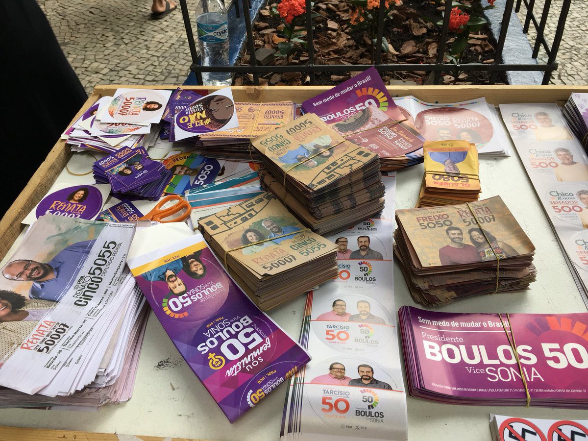 MarceloFreixo's tweet photo. Olha nossa banquinha! Vem, estamos em frente ao Shopping Tijuca! #Freixo5050 #FreixoFederal #AgoraÉFederal https://t.co/jbbG8b6mC4