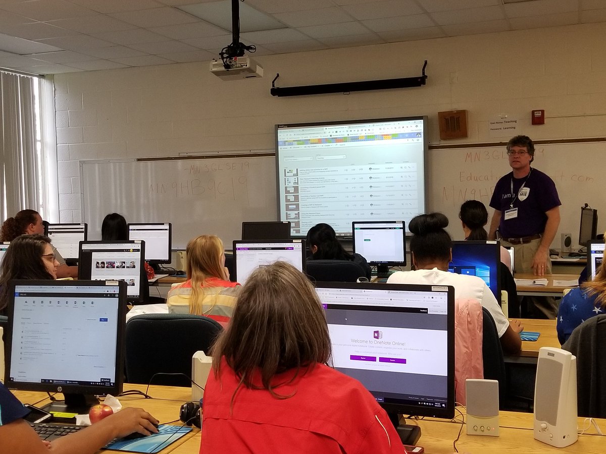 SharonS02756907's tweet photo. Student Voice using Computersπ#aacpstlc18 https://t.co/00FWHhFLD3