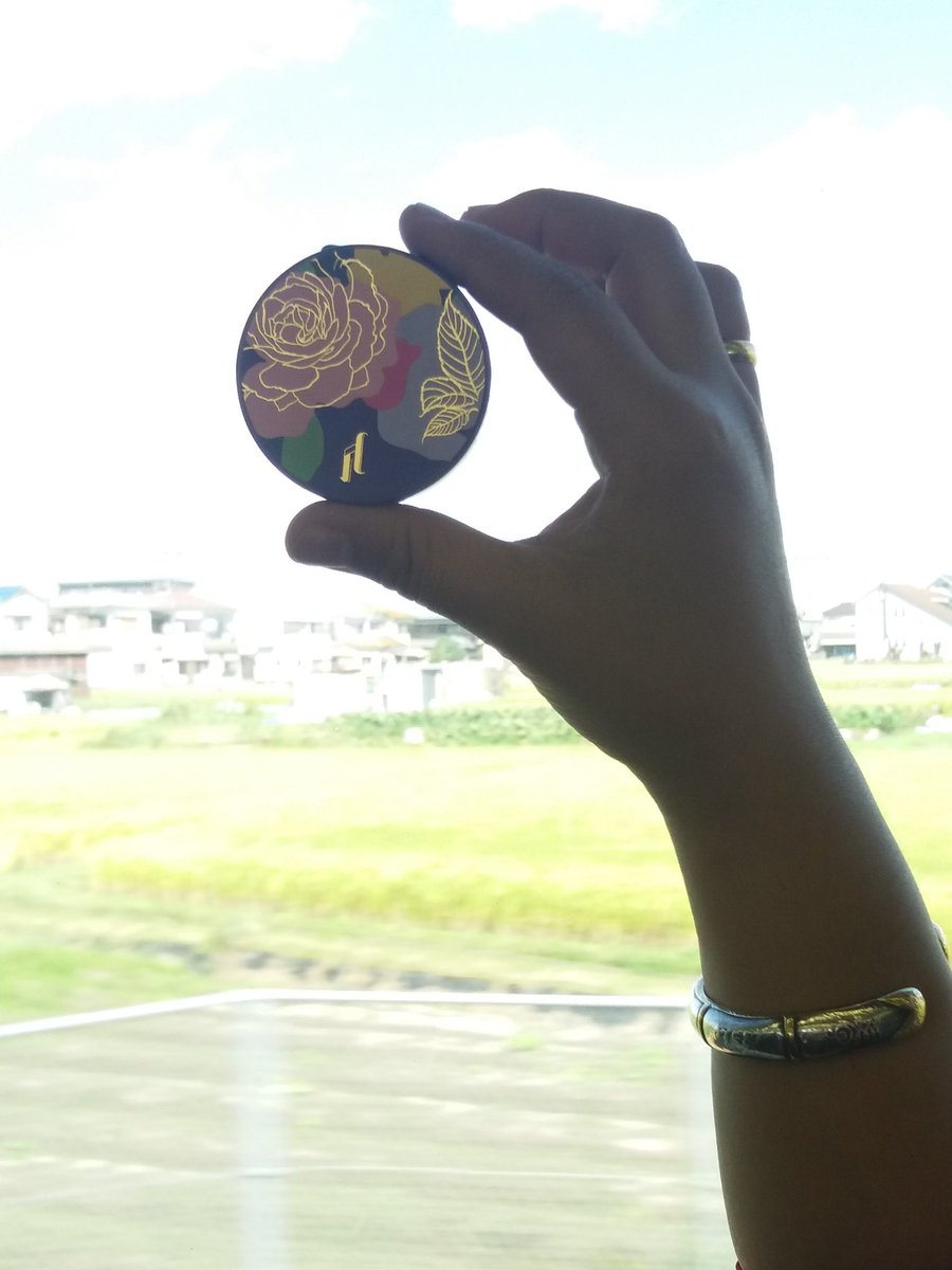 mairosinaja's tweet image. ตั้งแต่มีสิ่งนี้ติดตัว เจอแดดแรงแค่ไหนเหงื่อชุ่มขนาดไหน หน้ามันคืออะไรเราไม่รู้จัก ของเค้าดีจริง

#srichand #translucentPowder #ใช้ศรีจันทร์ทำอะไรก็รอด  #เสียงศรีริต้า