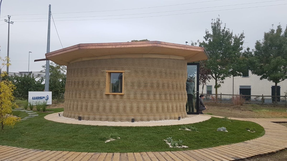 sbonaccini's tweet photo. Stare laddove c’è futuro. A Massa Lombarda due giorni dedicati alla stampa 3 D in ambito architettonico, organizzata da WASP, in collaborazione con Comune. Presentato Gaia, primo modulo in terra cruda al mondo, stampato in 3D, struttura realizzata in terra, paglia e lolla di riso https://t.co/0cjj5jsY6h