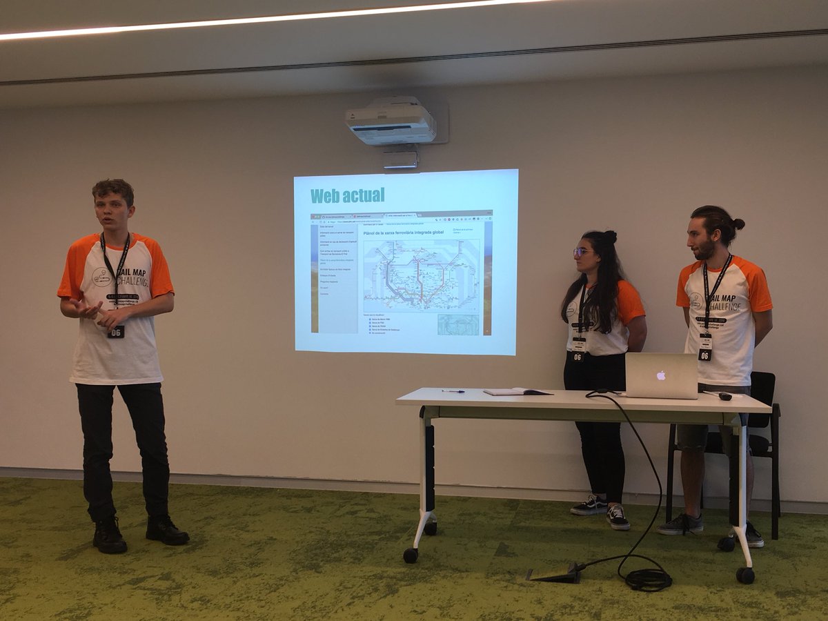 dmarcop's tweet photo. Ja tenim els primers equips presentant els seus projectes #RailMapChallenge 👍👍 https://t.co/cpmW99acij