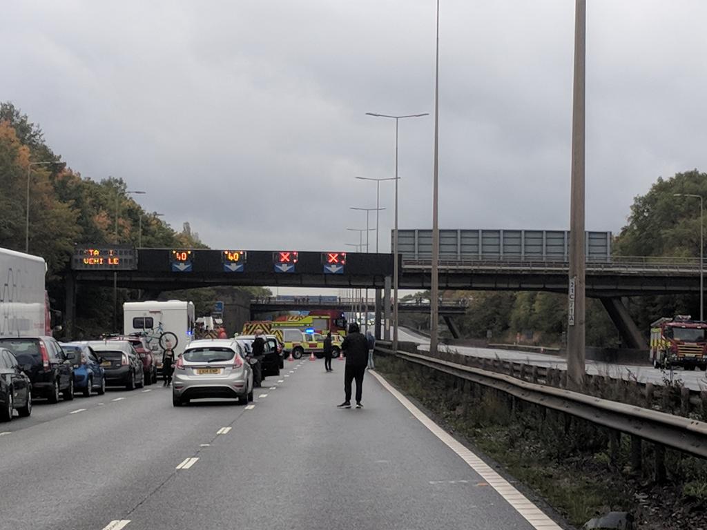 BornAgainHuman's tweet photo. Major accident on M1 between Jns 21- 21a; traffic standstill for nearly an hour; unlikely to move anytime soon, given all the frantic rescue efforts going on: hope for the best for those involved! https://t.co/tspYTlnzcF