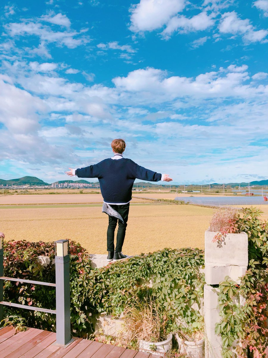 7OC_official's tweet photo. [#이솔]

오늘 구름이 너무 예뻐서 ☁️🐥☁️
우리 노래 잘 듣고 있죠 로즈~?
많은 사랑 부탁드려요🌹

#7OC #세븐어클락 #SEVENOCLOCK
#2soul #seven https://t.co/tTq69LylOY