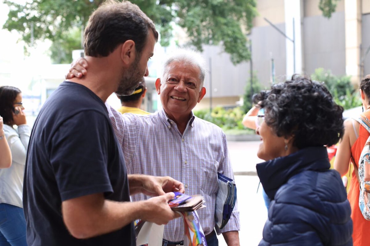 MarceloFreixo's tweet photo. Último dia de campanha! Muitas declarações de voto no 5050 e muito carinho! Obrigado! Pode votar adesivado amanhã, vamos confirmar o 5050! #Freixo5050 #FreixoFederal #AgoraÉFederal https://t.co/eY8y38BDPT
