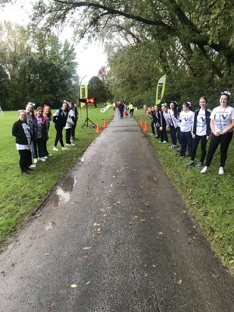 PvhsSparkles's tweet image. Spartan Sparkles up early and cheering on all the runners at Gigi’s Playhouse Run this morning! 💙🎀💙 #SparkleEffect #SpartanNation