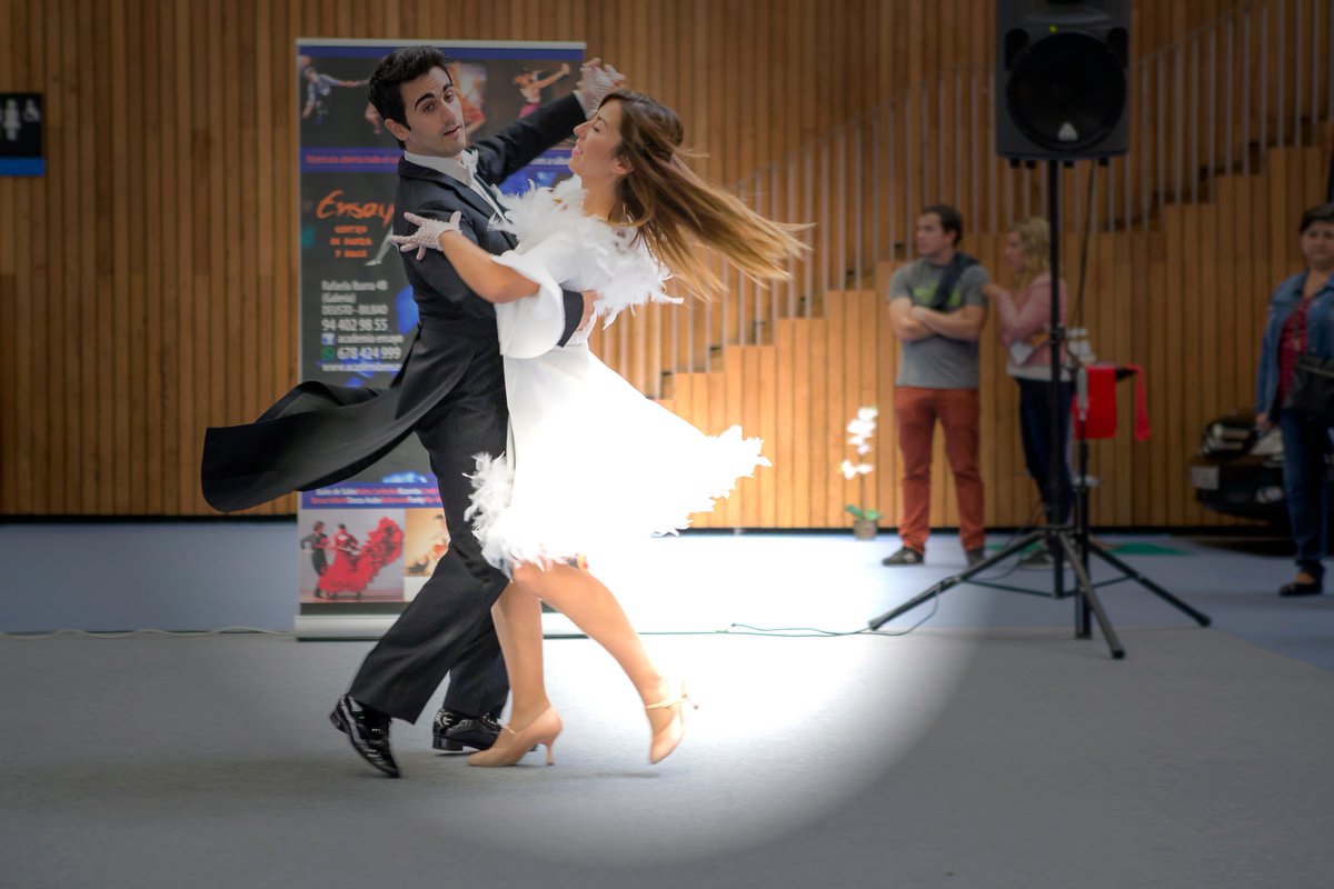 Bec_Expobodas's tweet photo. ¿Bailamos? Hoy y mañana en #Expobodas aprende a bailar de la mano de El Centro de danza y baile Ensayo con clases gratuitas de vals nupcial.

Del 5 al 7 de octubre 2018
https://t.co/UidNzRfSLk
Bilbao Exhibition Centre (BEC) https://t.co/qgpBPcGAYp