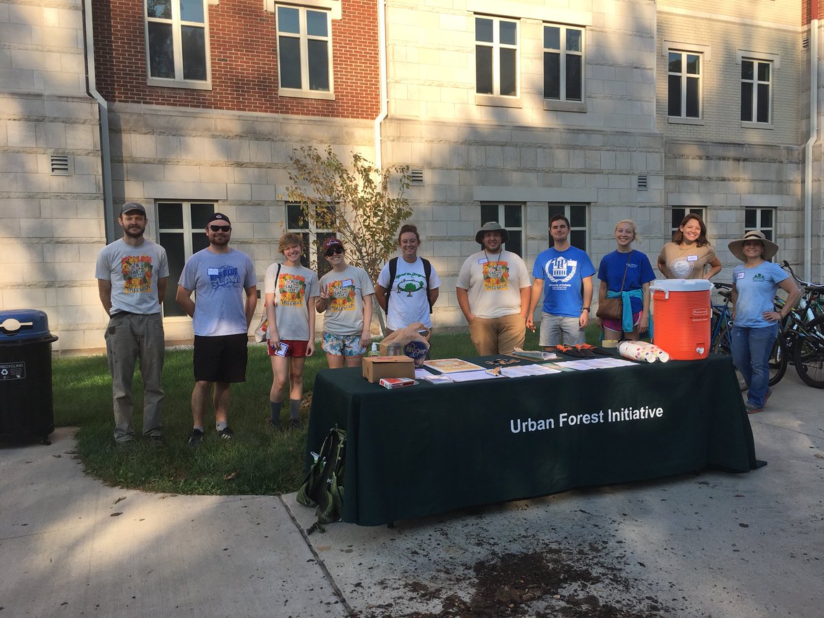 evcrocker's tweet photo. Happy #TreeWeekLex ! Come join us for a @universityofky tree planting to build our campus #urbanforest https://t.co/qhYhyL498p