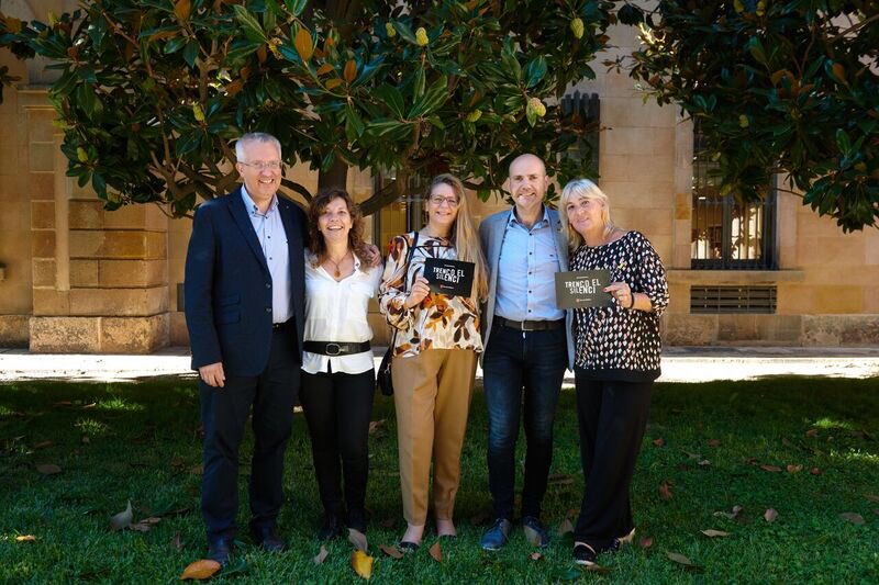 Un grup de diputats i diputades d <a href="/JuntsXCat/">Junts per Catalunya🎗</a> donant suport a la campanya d denúncia sobre els abusos sexuals en la Infància  d  #SavetheChildren #rompoelsilencio