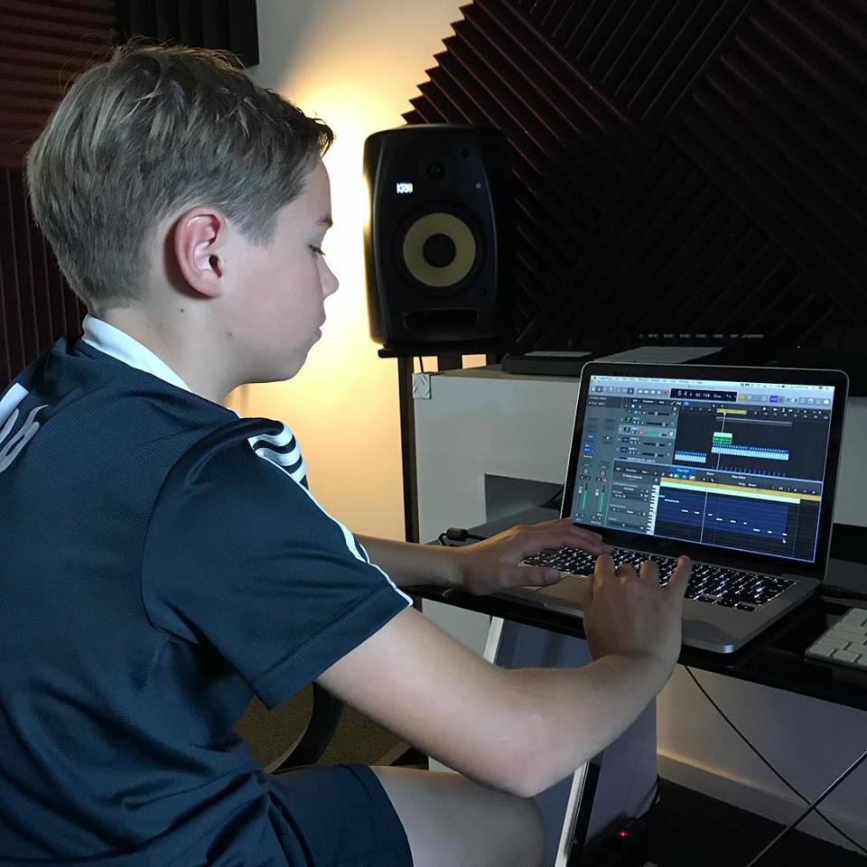 DJSchoolBenelux's tweet photo. Studiotime met Job vandaag! #djschoolbenelux #djschool #producing #producer #studio #studiotime #logicprox #benelux #breda https://t.co/uWgwlFrGUZ