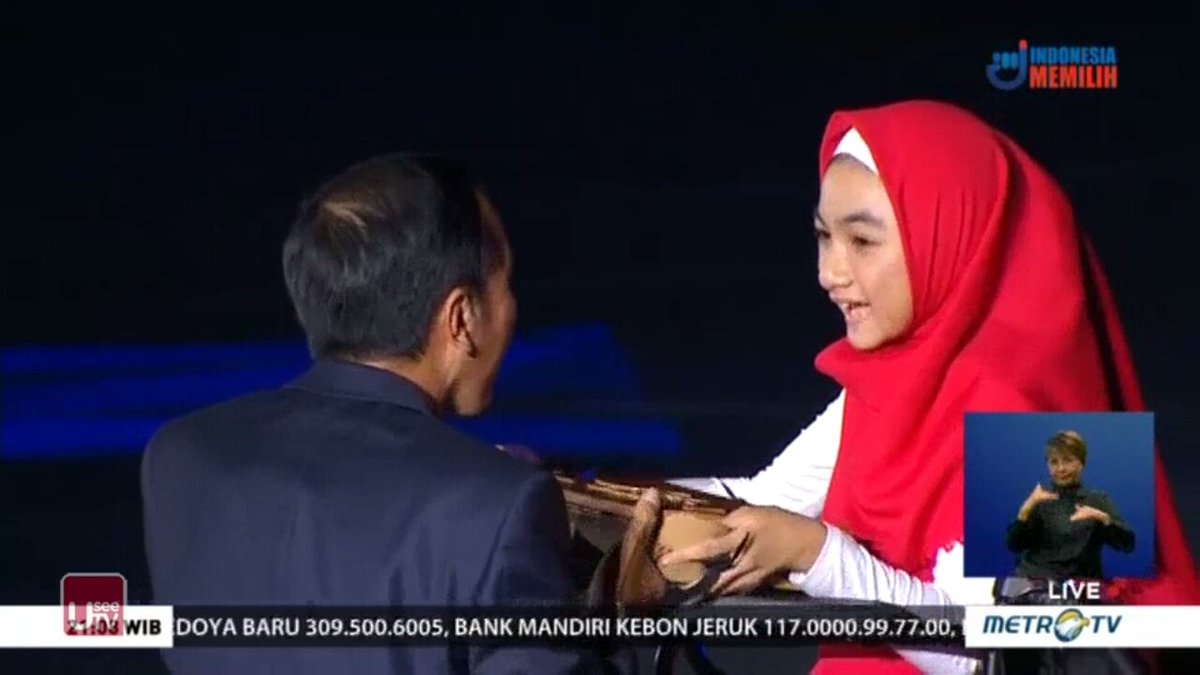 LayJin09's tweet photo. "Bulan ada disini, Pak Jokowi ada dimana?"
Kemudian Pak Jokowi nyamperin...ohh...Hati gw 😭😭😭
#OpeningAsianParaGames2018 https://t.co/QXiCiZlDXN