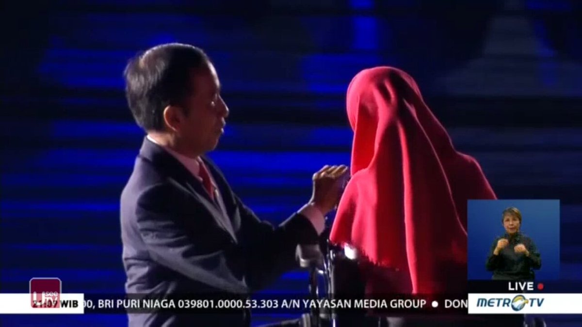 LayJin09's tweet photo. "Bulan ada disini, Pak Jokowi ada dimana?"
Kemudian Pak Jokowi nyamperin...ohh...Hati gw 😭😭😭
#OpeningAsianParaGames2018 https://t.co/QXiCiZlDXN