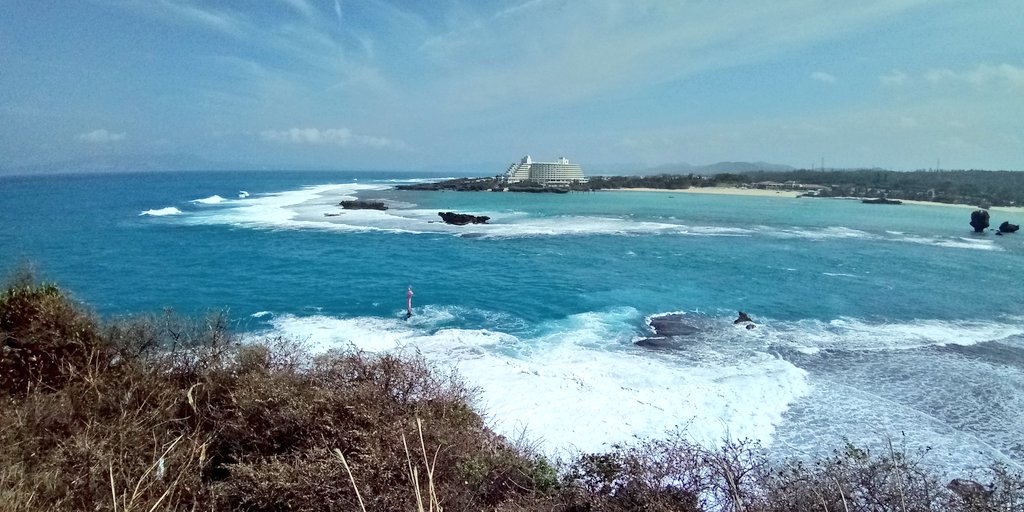riverwill_kay's tweet photo. 本日訪れた万座毛名物・象の鼻の岩に古宇利大橋

午前は台風一過で見事な快晴🌞、時化で波が怖いぐらいうねっていたけど美しい…✨
ただ午後から曇ってきて空も海もくすみ、CMポスターのような古宇利大橋は見られず…無念😢
#Okinawa #Manzamou #ManzaBeach #KouriBridge  #KouriIsland https://t.co/i91OdXmUDQ