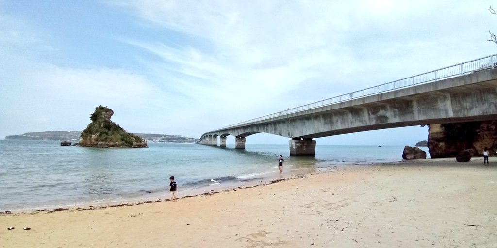 riverwill_kay's tweet photo. 本日訪れた万座毛名物・象の鼻の岩に古宇利大橋

午前は台風一過で見事な快晴🌞、時化で波が怖いぐらいうねっていたけど美しい…✨
ただ午後から曇ってきて空も海もくすみ、CMポスターのような古宇利大橋は見られず…無念😢
#Okinawa #Manzamou #ManzaBeach #KouriBridge  #KouriIsland https://t.co/i91OdXmUDQ
