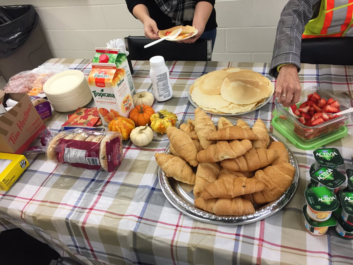 Bonne journée mondiale des enseignants et enseignantes à notre personnel exceptionnel! Des pommes grâce à Thiessen’s et un déjeuner délicieux offert par le PAC ont bien commencé la journée.