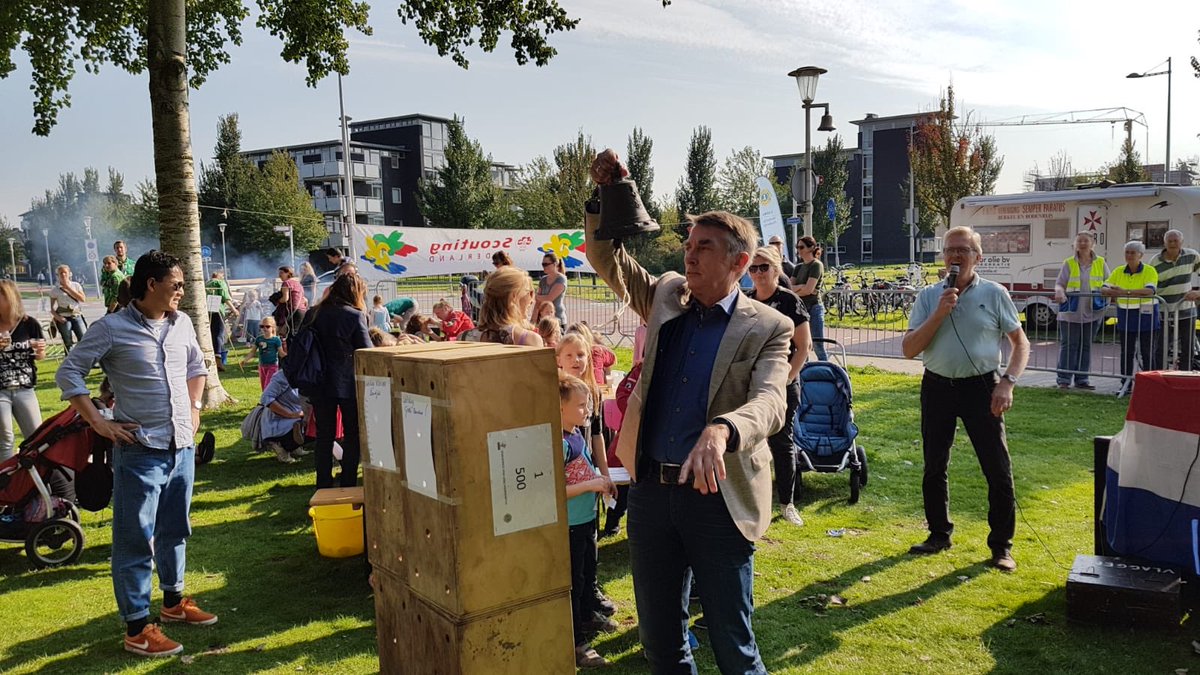 Ik heb net de bel geluid als “startschot” voor de Badeendjesrace in Berkel en Rodenrijs! Ze zwemmen allemaal voor de goede doelen van <a href="/lionsberkel/">LC Berkel&Rodenrijs</a> te weten speeltuin <a href="/DeKievitBerkel/">Speeltuin De Kievit</a> en #ScoutingBerkel. Topevenement in <a href="/Lansingerland/">Gem. Lansingerland</a> Complimenten voor onze Lions en inwoners!👍💪