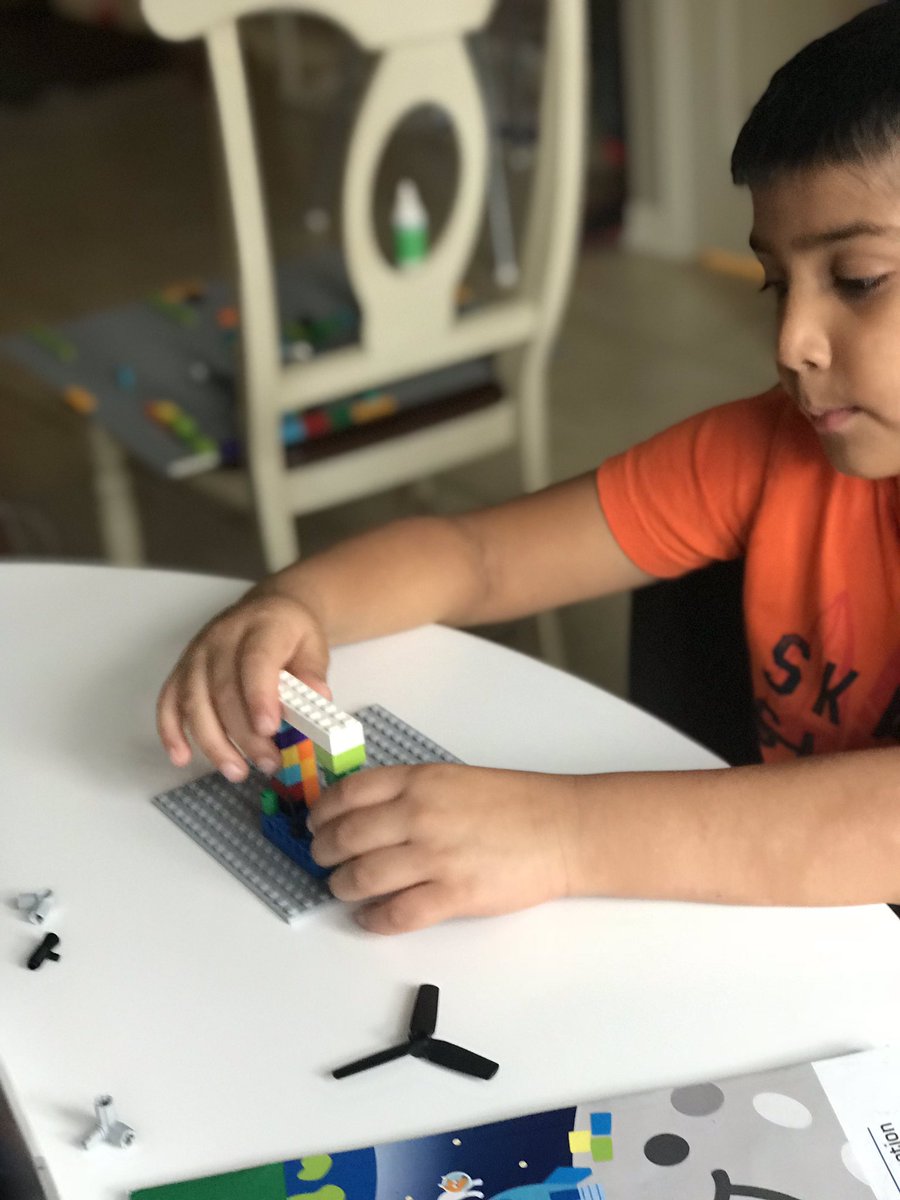 keyuree's tweet photo. FLLjr team #oakvillemoonmasters engrossed working on their mini build depicting different uses of water #firstLEGOleague #flljr #missionmoon #legoeducation #wedo2 #oodps https://t.co/asSvQDC0QL