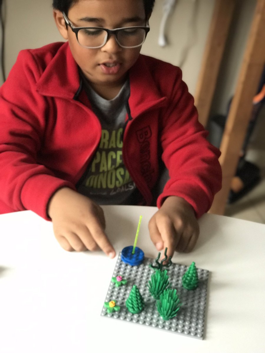 keyuree's tweet photo. FLLjr team #oakvillemoonmasters engrossed working on their mini build depicting different uses of water #firstLEGOleague #flljr #missionmoon #legoeducation #wedo2 #oodps https://t.co/asSvQDC0QL