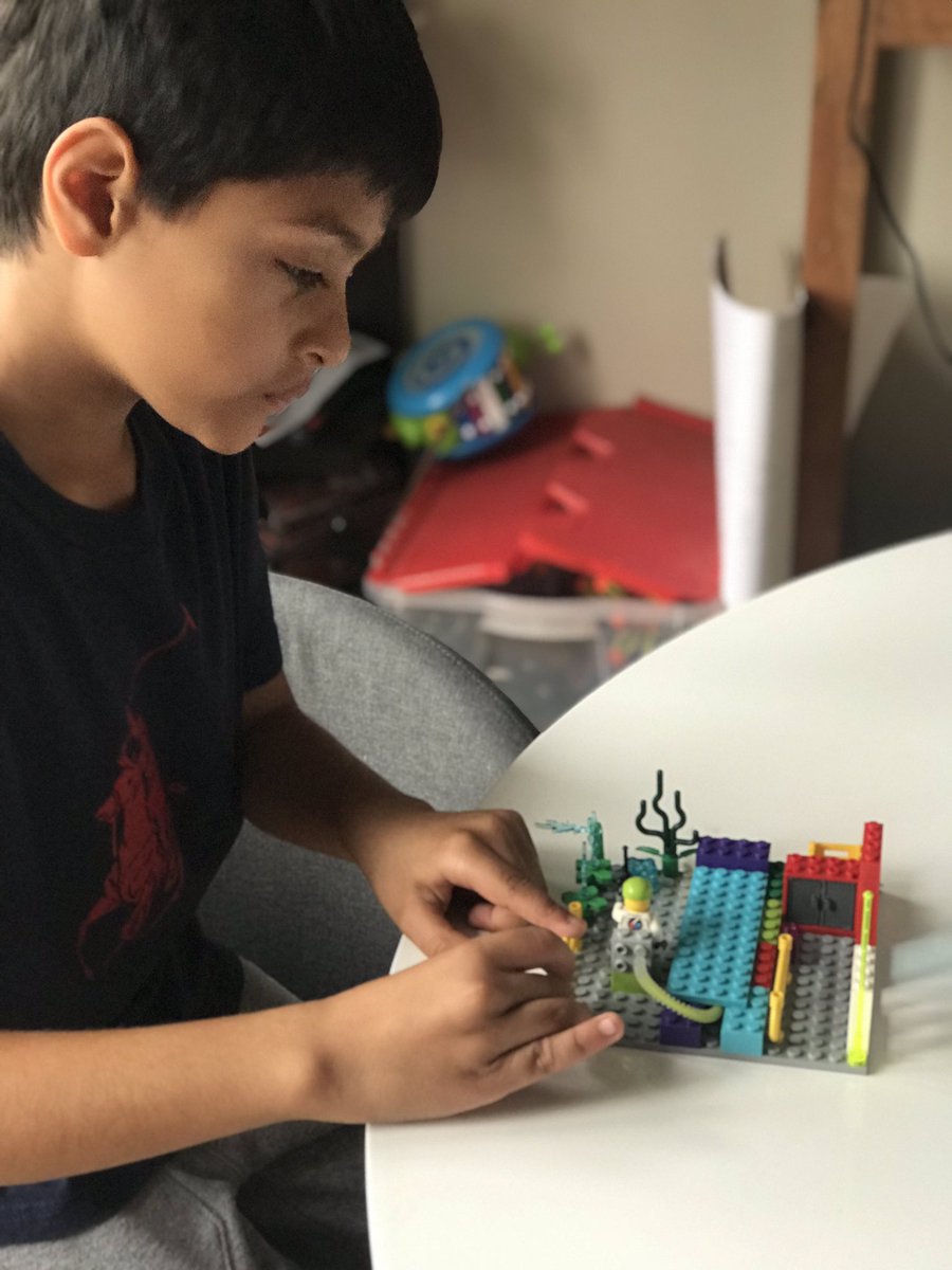 keyuree's tweet photo. FLLjr team #oakvillemoonmasters engrossed working on their mini build depicting different uses of water #firstLEGOleague #flljr #missionmoon #legoeducation #wedo2 #oodps https://t.co/asSvQDC0QL
