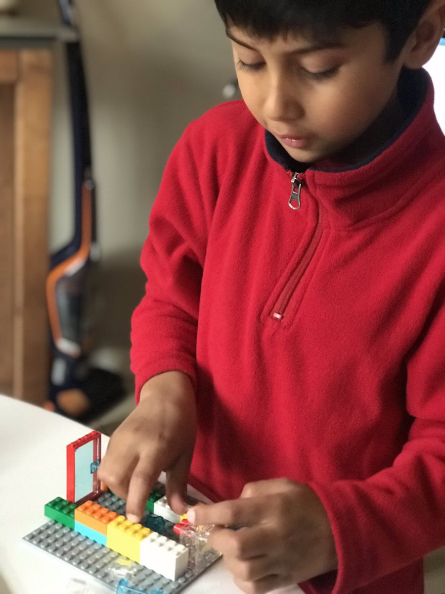 keyuree's tweet photo. FLLjr team #oakvillemoonmasters engrossed working on their mini build depicting different uses of water #firstLEGOleague #flljr #missionmoon #legoeducation #wedo2 #oodps https://t.co/asSvQDC0QL
