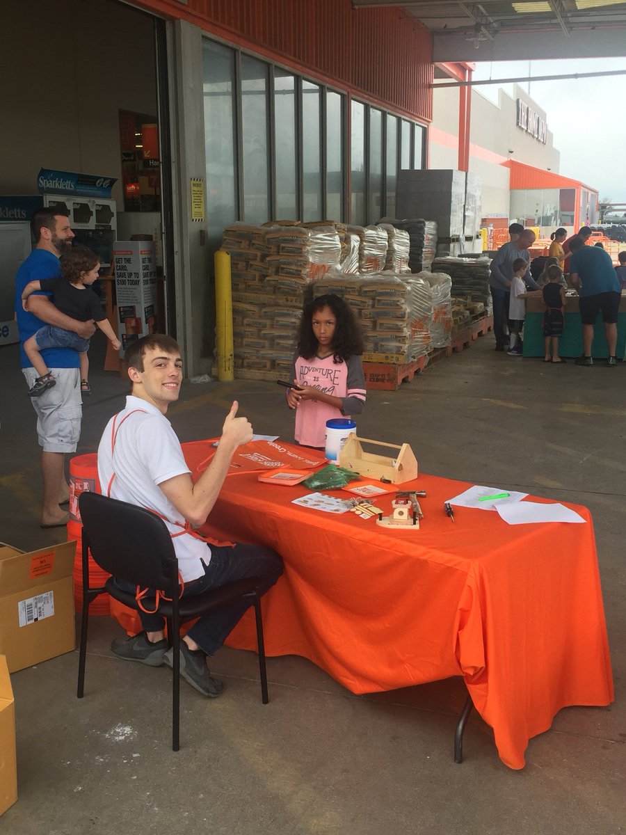 kawan15814705's tweet photo. Adam is doing a great job with the kids workshop!!!!!’Great turn out @tavares_gabe @StevenReynaHD @BailonStephany @eagleking2013 @lisapollard731 https://t.co/KMKJEKYxPn