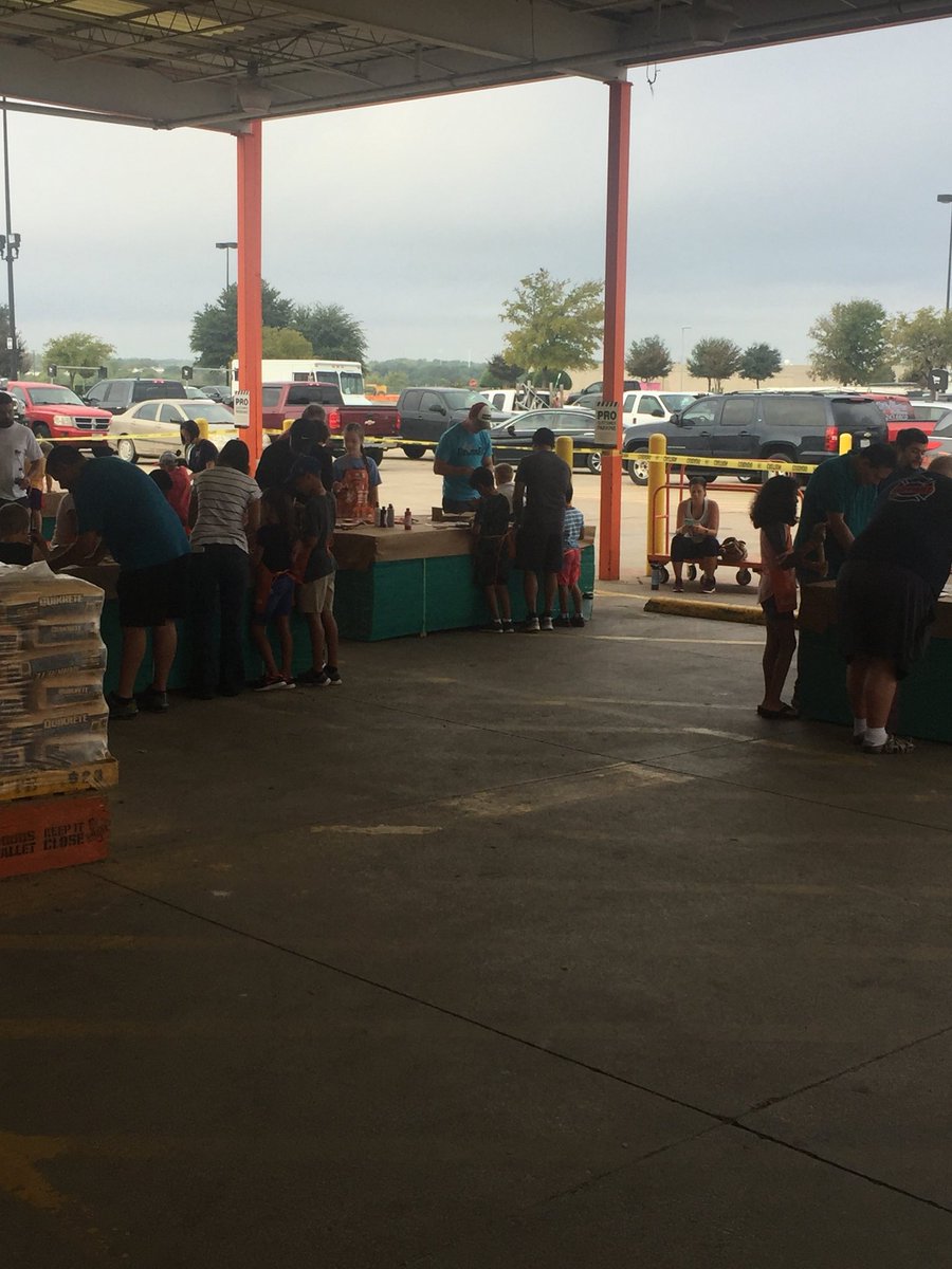 kawan15814705's tweet photo. Adam is doing a great job with the kids workshop!!!!!’Great turn out @tavares_gabe @StevenReynaHD @BailonStephany @eagleking2013 @lisapollard731 https://t.co/KMKJEKYxPn
