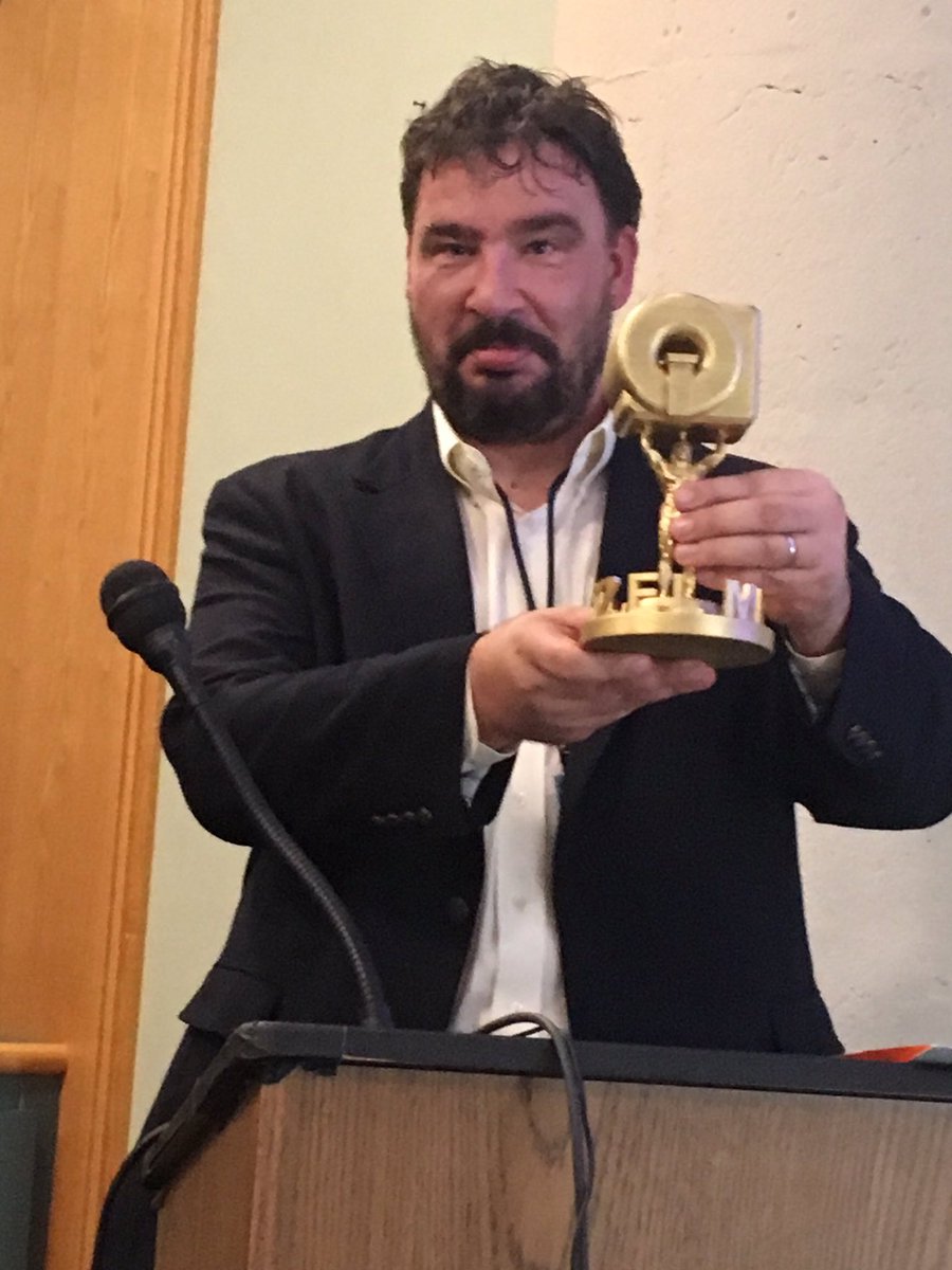 RosenLab's tweet image. Thomas Witzel @WitzelThomas receives the &quot;Golden Bore&quot; Award presented by Jason Stockmann @Contrapunctus14 on Friday for his heroic work in service of the @MGHMartinos 7T! Thank you Thomas! @MGHImaging @JimBrinkMD