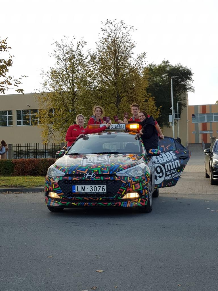 Kamēr rullējam picas, aizrullējām arī līdz vēlēšanu iecirknim! ✅🗳️ Vai tu jau nobalsoji?