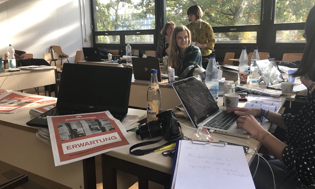jugendpresse's tweet photo. Die jungen Redakteurinnen und Redakteure der @politikorange schreiben gerade an ihren Texten für den @weserkurier – hier bei den #JMT18 geht’s über Pressefreiheit, Wege in den Journalismus und die aktuellen Herausforderungen der Medienlandschaft.
Mehr: https://t.co/8PxtuJWwzk /kr https://t.co/Qeye1CciTK