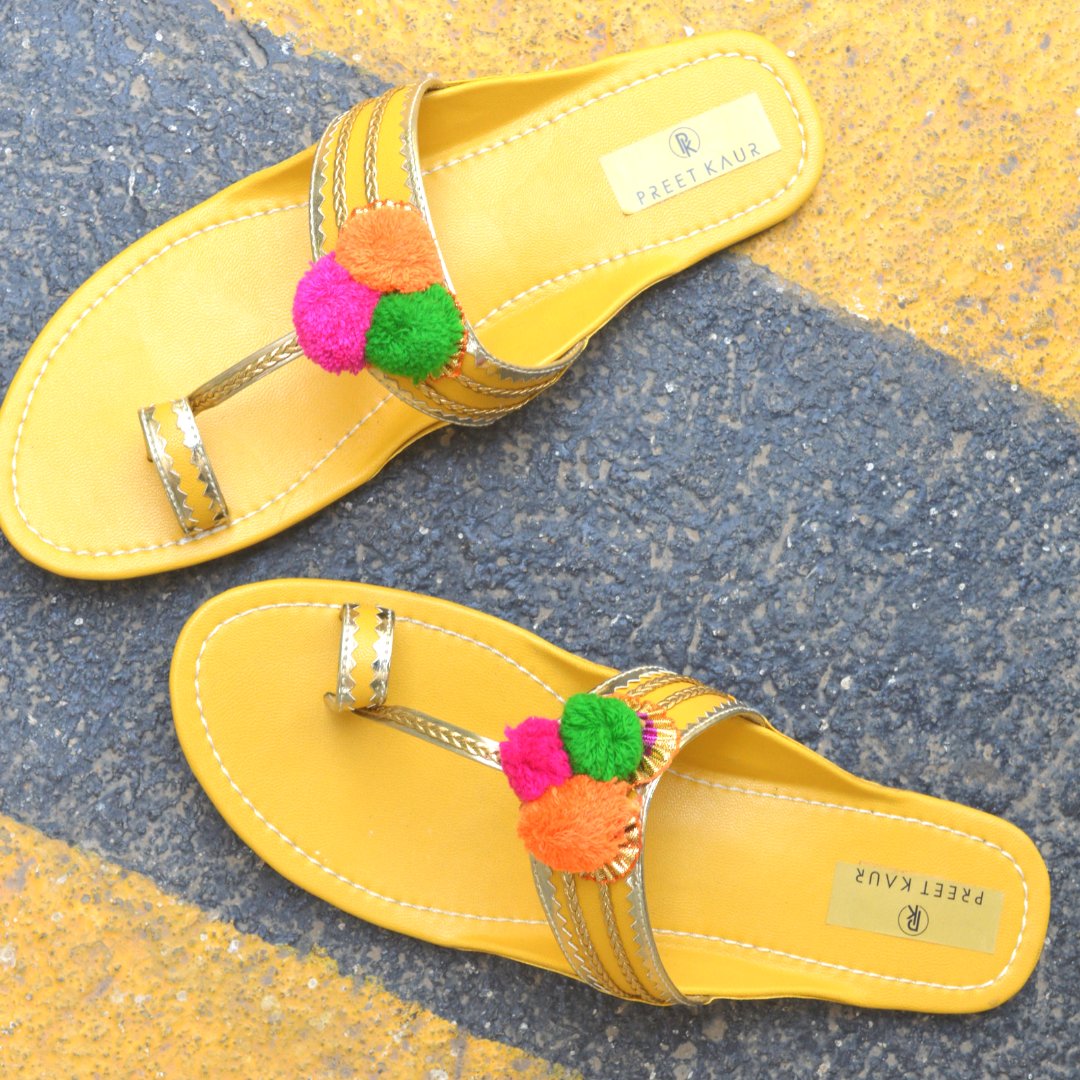 Yellow Kolhaouris? Yes, indeed! 🌻
goo.gl/4fDJZg
.
#myjivaana #jivaanagirl #kolhapuris #kolhapurichappal #pompom #yellow #weekendvibes #onlineshopping #kolhapuri #preetkaur #designerfootwear #ethnicfootwear