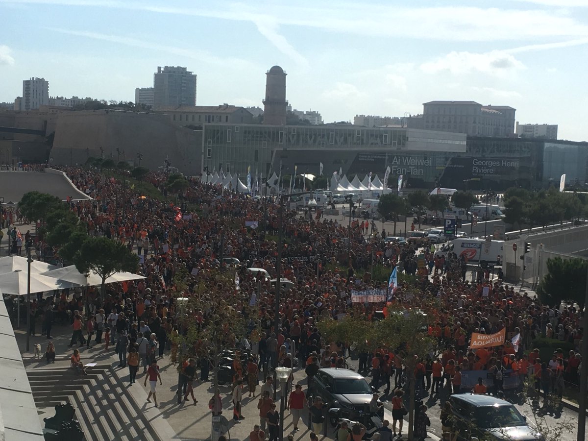 Gometmedia's tweet photo. [Bravo] Forte mobilisation à #Marseille avec 30 000 personnes dans la #marcheorange pour #Aquarius de @SOSMedFrance selon les organisateurs https://t.co/tC4excI9rU