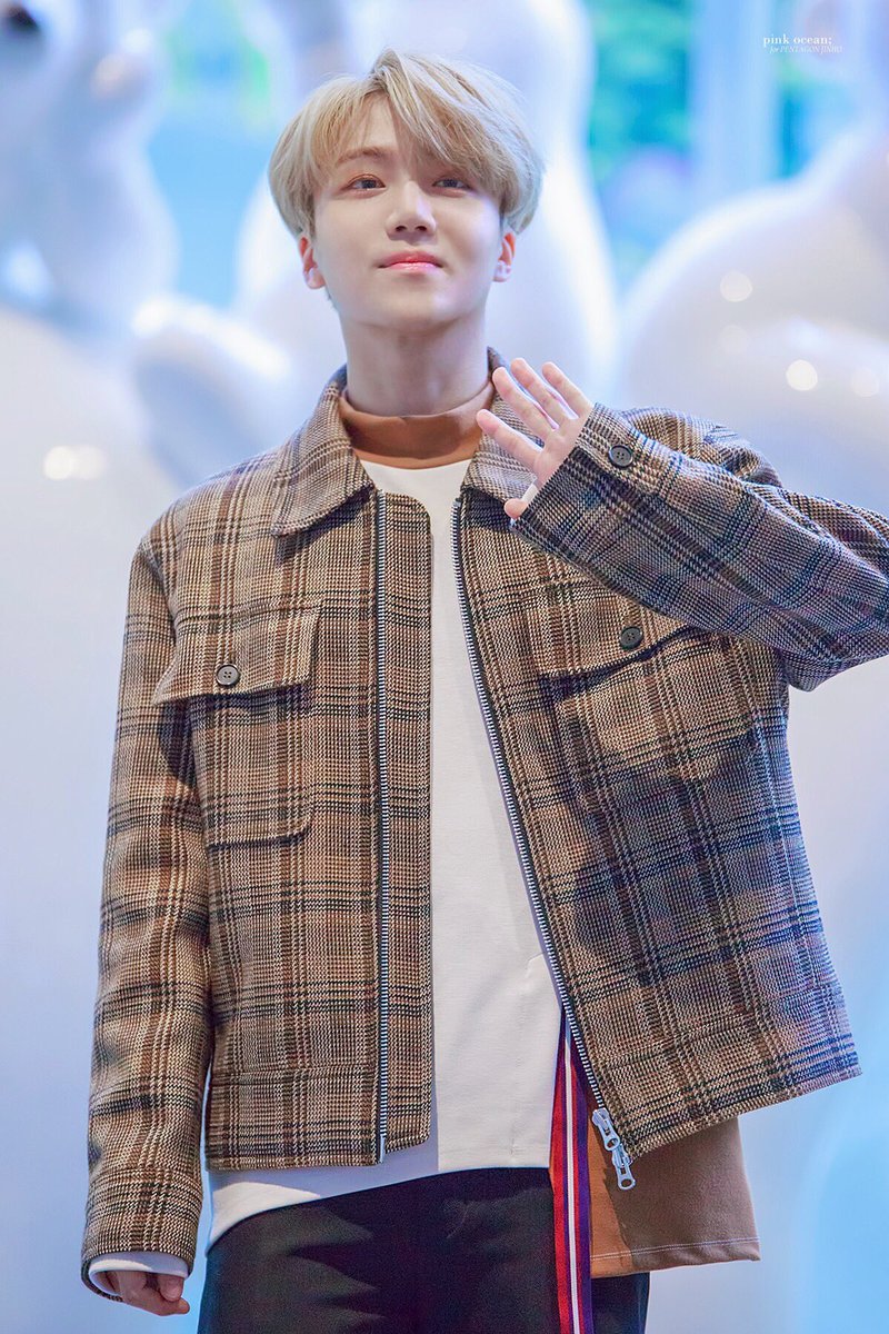 pinkocean_JH's tweet photo. 181006 음악중심
#진호 #jinho #펜타곤 #PENTAGON 

자다가 유니들 보려구 나왔다는 지노😭 
눈에 피곤 가득한데도 유니들 보는 눈빛은 너무너무 예뻐😢😢💕💕💕 (+소매끝도 귀여워)
#청개구리

@CUBE_PTG https://t.co/7KaNt7hY68