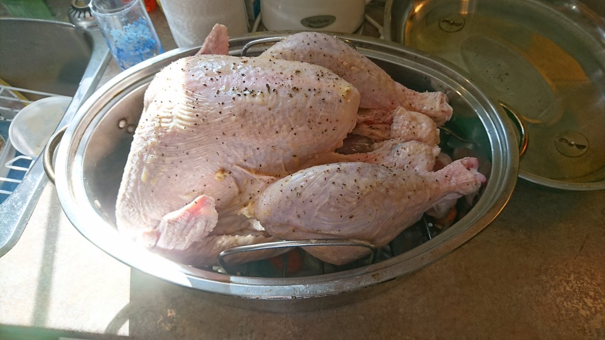 613Chuck's tweet image. 39 years old and cooking a turkey for the first time! #BUCKETLIST #lifegoals #allgrownup #AdultingAndStuff #dontfuckthisup #pre40shit #KCCO #Thanksgiving #familydinner