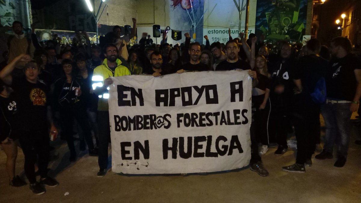 cgtsarga's tweet photo. Desde #Zaragoza anoche en las fiestas #pilar18, el Operativo de #IIFFAragón de #Sarga apoyamos junto a @BrifDaroca a l@s compañer@s en Huelga del resto del Estado.
FIESTA SOLIDARIA PARA APOYAR LAS CAJAS DE RESISTENCIA.
#JechuSomosTodos 
#OlonaTeAbandona #losojosdelmonte https://t.co/3N1wHOXzPz