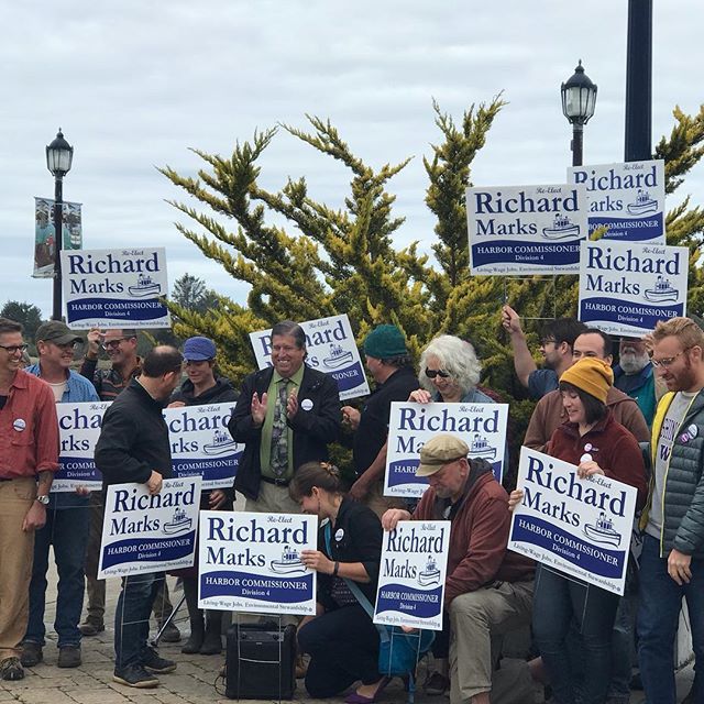 alexstillman's tweet photo. #harbordistrict #eureka #cleanbays #oysters #fisheries Mike Wilson just had hip surgery and is here to support Richard to continue on the Harbor District. Richard’s signs are on the lawns of the people’s doors he knocked on. https://t.co/WbptSbWkLx