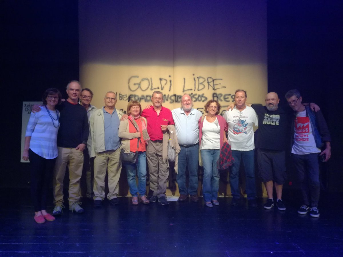 CesarGoldi's tweet photo. Post-funció #GoldiLLiure al @TeatreRavalG amb el Francesc i la Isa, del teatre, i gent del @mocvalencia i col.lectiu anti-militarista ''Tortuga''
@redenasa https://t.co/8sGFUWDnLk