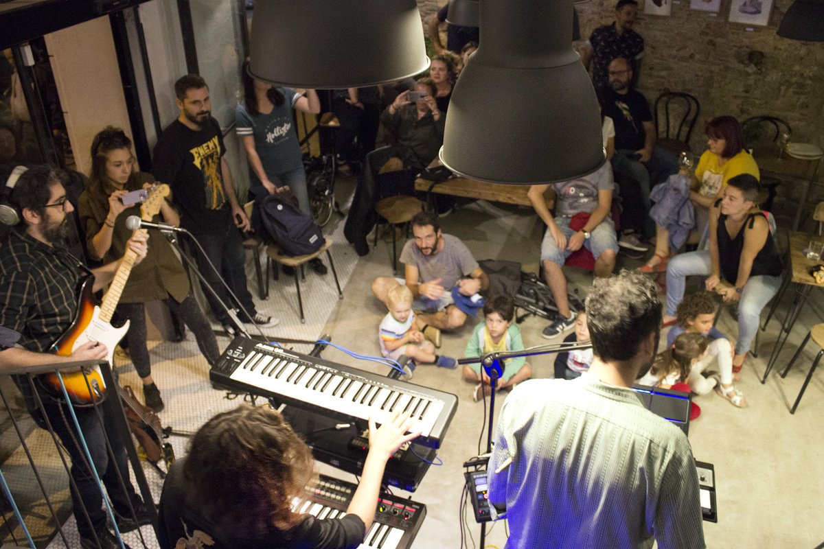 tnexistes's tweet image. Bella inauguració, bello l'equip de #LaBar Laundry Bar y bella Lidia Anaut y su trabajo! Un piacere pasar la tarde de ayer con todos vosotrxs, grazie a tutti!

Spoiler: Next 09/10/18 ----&amp;gt; NEW SINGLE RELEASE 🌓🌔🌕🤭