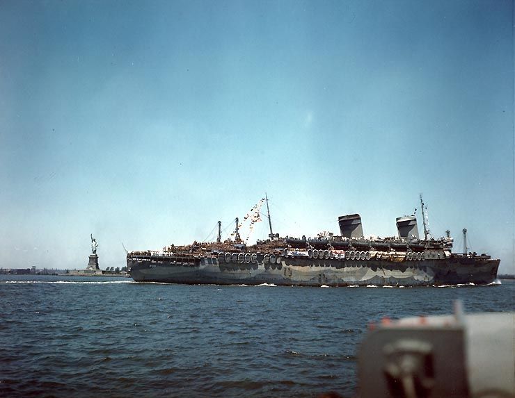 SSUSC's tweet photo. #DidYouKnow...the Big U's running mate, the #SSAmerica, was commissioned by the @USNavy from 1941-1946 as the #USSWestPoint, and served as a prolific #WWII troop transport — seen here returning to #NewYork in July 1945. https://t.co/0zIq0OIiQ2