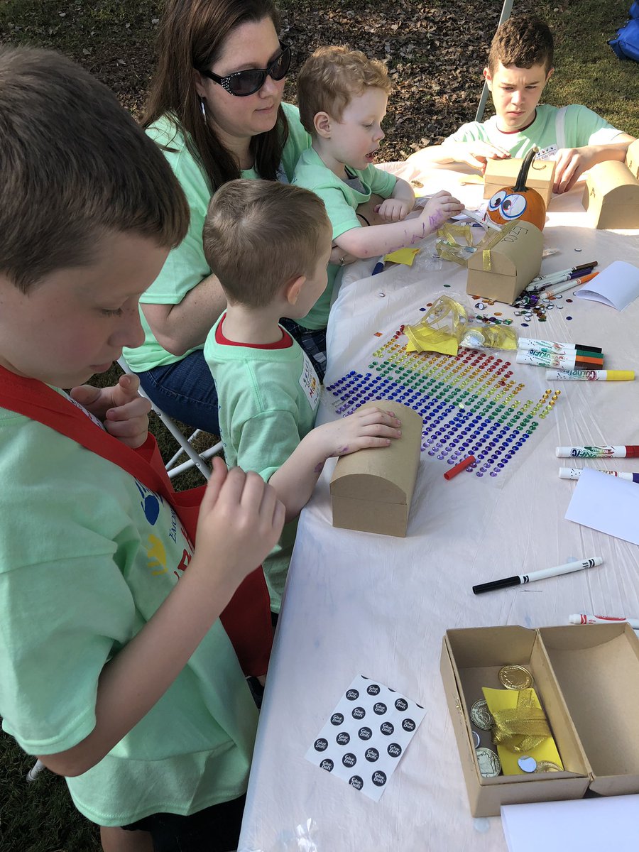 NateGalloway's tweet photo. Micah’s doctor, Dr. Hubbard host an event every year for all his patients & their families to have fun and connect! #RBKidsDay2018 #EmoryEyeCenter @agalloway867 @childrensatl @emoryhealthcare @CUREchildcancer 🎗 https://t.co/fJNQc2xEFb