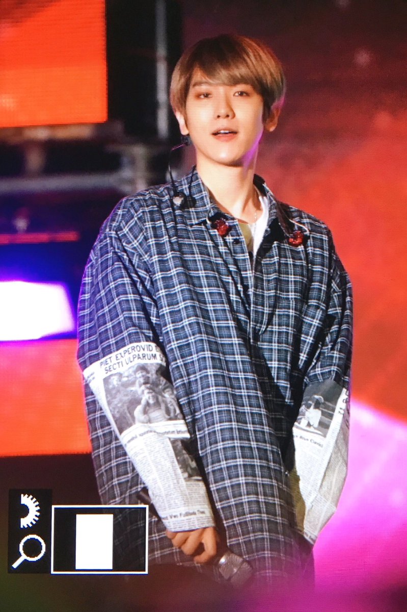 506percent_'s tweet photo. 181006 강남페스티벌 
목이 좀 섹시하네🤩되게 멋진다ㅜ🖤⚠️🖤 #백현 #BAEKHYUN https://t.co/W9OnnTmfra