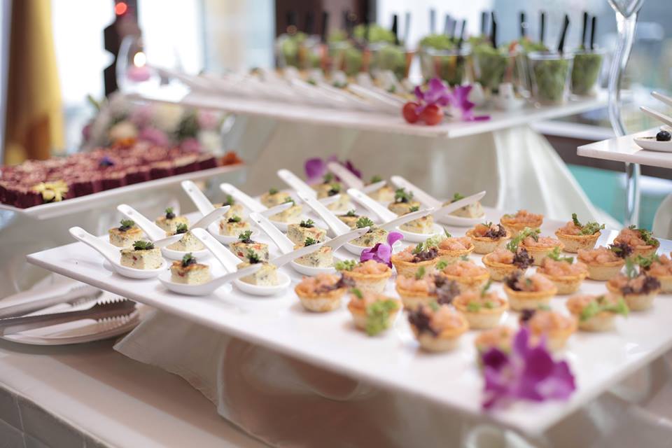 Royal catering спб. Кейтеринг столы стулья. Мидии на фуршет. Кейтеринг 1. Кейтеринговые столы без ткани.