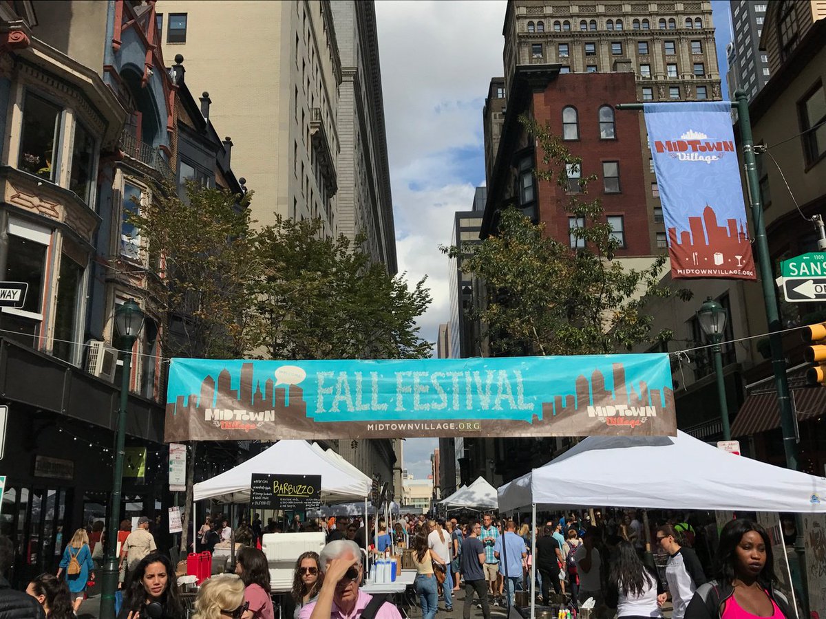 1213walnutapts's tweet photo. If you aren't hitting up the #MVFallFest, you're doing Saturday wrong! While you're in the neighborhood, stop by #1213Walnut for a tour of our digs in the heart of @Midtwn_Village. https://t.co/6MpstIFbYG